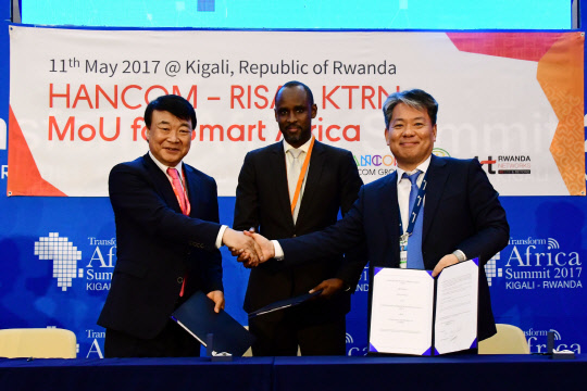 지난 11일(현지시간) 김상철 한컴그룹 회장(왼쪽부터)과 무히지 르완다 정보화진흥원장, 윤한성 KTRN 대표가 르완다에서 협약 체결 후 기념촬영을 하고 있다. 한컴그룹 제공